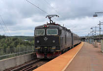 Am 10.09.2018 erreicht RE933 nach Eskilstuna den Bahnhof Södertälje Syd hoch oben über den Wäldern.