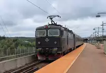 Am 10.09.2018 erreicht RE933 nach Eskilstuna den Bahnhof Södertälje Syd hoch oben über den Wäldern.
