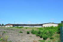 Als ich in Elstal ankam schaute ich recht überrascht als ich sah dass das komplette Gelände des alten Bw freigeschnitten wurde. Hier wird einiges abgerissen aber auch vieles bleibt erhalten. Hier wird in den nächsten Jahren der Bahn Technologie Campus Havelland entstehen.

Elstal 23.07.2018