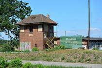 Nachdem das ehemalige Bw in Elstal freigeschnitten wurde kommen etliche Gebäude wieder zum Vorschein. Hier entsteht in den kommenden Jahren der Bahn Technologie Campus Havelland. Ob dieses Wärterstellwerk den Abriss überlebt und erhalten bleibt ist ungewiss.

Elstal 23.07.2018