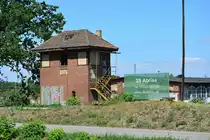 Nachdem das ehemalige Bw in Elstal freigeschnitten wurde kommen etliche Gebäude wieder zum Vorschein. Hier entsteht in den kommenden Jahren der Bahn Technologie Campus Havelland. Ob dieses Wärterstellwerk den Abriss überlebt und erhalten bleibt ist ungewiss.

Elstal 23.07.2018