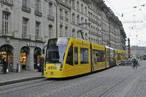 Be 6/8 Combino 671 mit der Werbung für den Meistertitel der Berner Young Boys im Schweizer Fußball, auf der Linie 8, fährt durch die Marktgasse. Die Aufnahme stammt vom 19.12.2018.