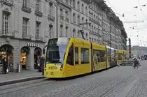 Be 6/8 Combino 671 mit der Werbung für den Meistertitel der Berner Young Boys im Schweizer Fußball, auf der Linie 8, fährt durch die Marktgasse. Die Aufnahme stammt vom 19.12.2018.