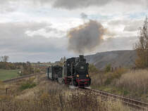 Mansfelder Bergwerksbahn, Güterzugtag 2017. Eine weitere Scheinanfahrt von Lok Nr.20 mit dem GmP zwischen Bahnhöfe Hettstedt Kupferkammerhütte Pbf und Sierslebenam 22. Oktober 2017.