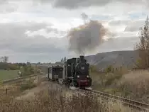 Mansfelder Bergwerksbahn, Güterzugtag 2017. Eine weitere Scheinanfahrt von Lok Nr.20 mit dem GmP zwischen Bahnhöfe Hettstedt Kupferkammerhütte Pbf und Sierslebenam 22. Oktober 2017.
