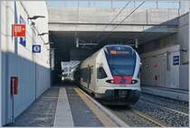 Der Trenord ETR 524 203 verlässt Cantello-Gaggiolo Richtung Como S.G. und erreicht in wenigen Minuten die Schweiz bei Stabio.
Vor einigen Jahren gab es übrigens eine direkte, die Schweiz nicht berührende Linie von Varese nach Como.
5. Jan. 2019