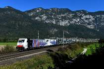 Der Neuwagen-Transport GAG 48867 von München Nord nach Verona Q.E. wurde am 27. September 2018 von der 186 444 bespannt. Bei Langkampfen im unteren Inntal konnte ich den mit Fahrzeugen aus dem Hause Volkswagen beladenen Zug erneut aufnehmen. In Kufstein hat dieser zusätzliche Traktionsleistung in Form von 139 213 erhalten. Leider nicht führend, es ist aber nachvollziehbar, warum die Einheits-E-Lok an zweiter Stelle lief - so konnte die 186 die 139 am Bahnhof Brenner einfach wieder in den Wechselstrombereich zurück stossen. 