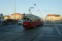 Der Einsatz von E1-c4-Zügen auf der Wiener  Linie 5 endete ursprünglich im August 2017. Seit September 2018 werden einzelne Kurse, die vom Bahnhof Rudolfsheim gestellt wurden, wieder mit E1 gefahren. Am 18.12.2018 war E1 4552 mit einem unbekannten c4 auf der Linie 5 unterwegs und hat gerade die Friedensbrücke zwischen den Gemeindebezirken Brigittenau und Alsergrund überquert.