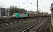 Die Cobra 2832  kommt aus Richtung Montzen/Belgien mit einem Güterzug aus Antwerpen-Noord(B) nach Köln-Gremberg(D) und fährt in Aachen-West ein. 
Aufgenommen vom Bahnsteig in Aachen-West.
Am Nachmittag vom 3.1.2019.