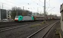 Die Cobra 2832  kommt aus Richtung Montzen/Belgien mit einem Güterzug aus Antwerpen-Noord(B) nach Köln-Gremberg(D) und fährt in Aachen-West ein. 
Aufgenommen vom Bahnsteig in Aachen-West.
Am Nachmittag vom 3.1.2019.
