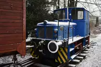 Diesel-Werkslokomotive Deutz Nr. 57662 (Typ KS 55 B, Baujahr 1963).

Die Lok wurde am 20.05.1963 an die Gussstahlwerk Wittmann AG, Hagen-Haspe [D] ausgeliefert. 1975 gelangte sie an die Krefft GmbH, Gevelsberg-Haufe [D], 1986 an Bauknecht, Gevelsberg-Haufe [D] und danach an die Möller & Borggräfe GmbH, Gevelsberg [D]. 1989 wurde die Lok von MF - Mainische Feldbahnen, Schwerte [D], einem Händler übernommen, der sie 1993 an die Rhenus AG, Neuss [D] verkaufte. 2003 wechselte sie abermals den Besitzer und gelangte an ein nicht näher bezeichnetes  Transportunternehmen  in Frastanz [Vorarlberg, A]. 

Auf den amtlichen Luftbildern der Jahre 2005 und 2006 (VoGIS-Atlas) ist die Lok allerdings weder beim einzigen Betrieb in Frastanz mit Gleisanschluss (der in jenen Jahren bereits kaum mehr benutzt wurde, wie auf dem Gleis parkende Autos belegen) noch auf den allgemeinen Gütergleisen im Bahnhofsbereich erkennbar.

Spätestens seit 2009 (VoGIS-Luftbild) steht die Lok (neben einem Güterwaggon und einer Kipplore) ohne irgendeine Erklärung auf einem umzäunten Grundstück in Altach (Vorarlberger Rheintal) [AT] unmittelbar neben der Straße (wo man vom Gehsteig aus die Kamera über den Zaun halten kann). Sie trägt noch die alte Bezeichnung MF LOK 101. (Foto vom 05.01.2019)

