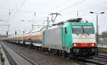 Die polnische Fa. Transchem Sp. z o.o. mit   5 270 003-4/E 186 250-7 [NVR-Number: 91 51 5270 003-4 PL-TM] mit einem Ganzzug Druckgaskesselwagen (UN-Nr.: 268/1005 = Ammoniak, wasserfrei) am 08.01.19 Bf. Flughafen Berlin-Schönefeld.