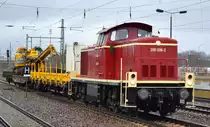 Die Fa. Rail Power Systems GmbH mit ihrer dunkelroten 290 008-2 (9880 3 290 008-2 D-RPRS) und dem Bauzug mit dem firmeneigenen Raupenbohrgerät Delmag G42 B + Beiwagen am Haken am 08.01.19 Durchfahrt Bf. Flughafen Berlin-Schönefeld.