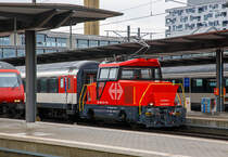 
Die Elektrische Zweifrequenz-Rangierlok Ee 922 022-9 (97 85 1 922 022-9 CH-SBB) der SBB zieht am 17.02.2017 einen IC-Wagenzug aus dem Bahnhof Basel SBB.

Die Schweizerische Bundesbahnen (SBB) bestellten im Dezember 2007 eine Serie von 21 Rangierlokomotiven Ee 922 bei Stadler. Die Ee 922 ist eine speziell für den Rangierdienst konzipierte elektrische Lokomotive, die auch im Streckenbetrieb eingesetzt werden kann. Sie basiert auf einer von der Stadler Winterthur AG entwickelten Fahrzeugfamilie für Traktionsbedürfnisse im Rangier- und Güterzugförderungsdienst.
Die Ee 922 zeichnet sich durch Kompaktheit, große Zugkraft und Leistung sowie optimale Sicht- und Arbeitsbedingungen für das Bedienpersonal aus.

Im Dezember 2013 bestellte die SBB vier weitere Ee 922, die 2015 von Stadler geliefert und in Genf und Zürich stationiert werden sollten. Die Ee 922 022-9 war die erste dieser Serie und wurde 2015 von Stadler gebaut.

Die Ee 922 verfügt über IGBT-Stromrichter und daher über zahlreiche Funktionen, welche eher von Regionaltriebzügen, als von Rangierfahrzeugen bekannt sind. Beispielsweise ist eine Rückspeisung für Bremsenergie in die Fahrleitung oder eine Vielfachsteuerung vorhanden. Auch die Höchstgeschwindigkeit von 100 km/h ist für eine Rangierlokomotive recht hoch - und übertrifft bei weitem die üblichen 45 bis 50 km/h der Ee 3/3. Die hohe  Höchstgeschwindigkeit befähigt die Ee 922, zusammen mit der Vielfachsteuerung, auch für kleinere Streckeneinsätze wie beispielsweise Überführungsfahrten. Die Lokomotive wurde vom Hersteller (Stadler)  für eine Höchstgeschwindigkeit von 120 km/h ausgelegt, um die Möglichkeit für einen Zweitauftrag offen zu halten. Konstruktiv ist die Lokomotive für ein Gesamtgewicht von 45 Tonnen ausgelegt. Ihr übliches Gewicht beträgt 44 Tonnen, kann aber auf 40 Tonnen herabgesetzt werden. Die Gewichtsdifferenz wird von zwei Ballastkörper mit je zwei Tonnen Gewicht erzeugt. Sie befinden sich seitlich an der Lokomotive und können mit einem Gabelstapler entfernt werden. Dies ist notwendig, da noch nicht alle Abstellgleise für 22,5 Tonnen Achslast (Streckenklasse D), sondern oft nur für 20 Tonnen Achslast (Streckenklasse  C) zugelassen sind.

Die äußeren Konturen entsprechen den Lichtraumprofilvorgaben nach UIC 505-1, und im Unterbereich den Vorgaben nach AB-EBV U3. Damit erfüllt die Lokomotive mit ihrer Bodenfreiheit vom 100 mm im Radbereich die Lichtraumprofil-Vorgaben für alle europäischen Hauptstrecken. Die Einstiegtüren ins Führerhaus befinden sich auf den Stirnseiten, um einen direkten Zugang zu den Rangiererbühnen zu ermöglichen, dafür sind die Vorbauten jeweils seitlich versetzt. Das klimatisierte Führerhaus ist für eine optimale Sicht großzügig verglast, die vorspringenden Vordächer schützen vor Sonneneinstrahlung sowie vor der Berührung spannungsführender Teile der Dachausrüstung.

Der elektrische Teil entspricht technisch weitgehend dem Stadler Flirt und dem neueren GTW. Er ist aber nicht baugleich, sondern musste aus Platzgründen an ein anderes Gehäuse angepasst werden. 

Die Ee 922 besitzt ein Schwingungstilgungssystem. Gerade ein zweiachsiges Eisenbahnfahrzeug mit geringem Achsstand neigt zu Schlingerbewegungen, da so gut wie keine Dämpfungen eingebaut werden können. 


Technische Daten:
Gebaute Stückzahl: 25
Spurweite: 1.435 mm (Normalspur)
Achsanordnung: Bo
Speisespannung: 15kV / 16.7Hz und 25kV / 50Hz
Anzahl Fahrmotoren: 2 
Länge über Puffer: 8.800 mm
Fahrzeugbreite: 3.100 mm
Fahrzeughöhe: 4.306 mm
Dienstgewicht: 40 t / 44 t (umrüstbar, je nach Streckenklasse)
Achsabstand: 4.000 mm
Max Leistung am Rad: 750 kW (1.020 PS)
Dauerleistung:  600 kW
Anfahrzugkraft: 120 kN
Höchstgeschwindigkeit: 40 km/h im Rangiergang; 100 km/h (Auslegung 120 km/h)
Treibraddurchmesser:  1.100 mm (neu)
Stromsystem:  15 kV 16,7 Hz und 25 kV 50 Hz
Lokbremse:  Druckluftbremse, Federspeicher, elektrische Bremse
Zugbremse:  automatische Druckluftbremse
Zugheizung:  ZZS 1000 V 800 A