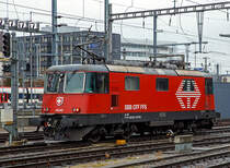 
Aus dem Zug heraus....
Die SBB LION Re 420 222 (91 85 4420 222-2 CH-SBB), ex Re 4/4 II - 11 222, steht am 17.02.2017 beim Bahnhof Basel SBB.

Modernisierungsprogramm LION
30 der Re 4/4 II (11201–11230)  der 2. Serie sind von 2011 bis 2016 als Re 420 LION für die Zürcher S-Bahn SBB im Industriewerk Bellinzona modernisiert worden. Sie erhielten dabei eine Vielfachsteuerung Vst 6c (zusätzlich zur vorhandenen IIId), eine 18-polige UIC-Leitung, eine neue Verkabelung mit brandhemmendem Material, neue Batterieladegeräte, Geschwindigkeitsmessanlagen vom Typ Hasler TELOC 1500, Führerstandsanzeigen und Geschwindigkeitsanzeigern vom Typ Hasler SPEEDO. Äußerlich erkennbar sind die neuen LED-Scheinwerfer, Rechteck-Puffer, die WBL-85-Stromabnehmer (von den Re 460), die wegfallenden Chrombuchstaben «SBB–CFF» bzw. «SBB–FFS» und die neue Farbgebung, die an die der Re 460 angelehnt ist. 