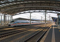 
Mit gut 10 Minuten Verspätung fährt der ICE 3 - Tz 302  Hansestadt Lübeck  (BR 403), als ICE 755 (Dortmund Hbf  - Köln Messe/Deutz - Frankfurt(M) Flughafen Fernbf - Nürnberg Hbf) am 25.03.2017 in den Bahnhof Montabaur ein. Dieser ICE hält (im Jahr 2017) an allen drei Zwischenbahnhöfen der Schnellfahrstrecke Köln-Rhein/Main, d.h. in Siegburg/Bonn, Montabaur und Limburg/Süd.

Dieser ICE 3 Triebzug der 1. Bauserie (Redesign Januar 2017) setzt sich aus acht Wagen zusammen, es sind dies 403 002-9, 403 102-7, 403 202-5, 403 302-3, 403 802-2, 403 702-4, 403 602-6 und 403 502-8.