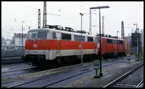 Mit roter Bauchbinde war die 111156-6 eine abweichend von den meisten anderen Loks der  Baureihe lackierte Maschine. Am 25.3.2001 stand sie zusammen mit 111112 in Aachen.