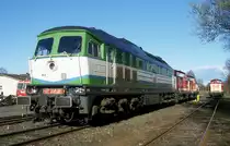 Betriebsstätte der EVB in Bremervörde am 13.4.2001: Großdiesellok DE 300.01 der Bahngesellschaft Waldhof ex DB 232103-2. Sie war frisch zur EVB gekommen und trug noch die Lackierung der Vorgesellschaft.