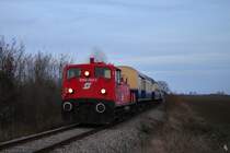 Am 01. Dezember wurde die die 2062.053 mit ihren Wagen auf der Kaltenleutgebenerbahn für Sonderfahrten benötigt. Zu diesem Zweck wurde der Zug im Haushaus Strasshof über Nacht hinterstellt. Da die Strecke zwischen Mistelbach und Wolkersdorf für den Gesamtverkehr aufgrund einer Güterzugentgleisung gesperrt war, musste der Zug eine Umwegfahrt von Mistelbach über Laa - Zellerndorf - Stockerau - Leopoldau zum Heizhaus überstellt.
Im Bild zu sehen ist ansehnliche Zug bei Großkadolz auf der kaum genutzten Strecke Laa-Zellnerdorf. (30.11.2018)
