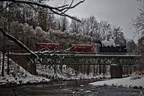Hier überquert die 431.032 (ex ÖBB 93.1360) gerade die Brücke beim Zusammenfluss der Jizerka und Jizera. (12.01.2019)