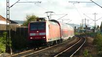 146 003 zieht einen RE60 nach Frankfurt in den Bahnhof Hemsbach. Aufgenommen am 27.10.2017 16:42