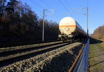 Ein Blick auf einen Kesselzug aus Antwerpen-Waaslandhaven(B) nach Visp(CH).
Aufgenommen an der Montzenroute bei Moresnet-Chapelle(B). 
Bei schönem Winterwetter am Kalten Nachmittag vom 20.1.2019.