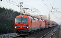 DB Cargo Deutschland AG mit der Doppeltraktion  193 328  [NVR-Number: 91 80 6193 328-2 D-DB] +  193 356  [NVR-Number: 91 80 6193 356-3 D-DB] und dem Erzzug aus Hamburg am 21.01.19 Bf. Berlin-Hohenschönhasen.