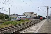 Drei auf einen Streich im Bahnhof Bitterfeld:
Während 411 577 (Tz 1177  Rathenow ) und 411 606-7 (Tz 1192  Linz ) als ICE 1714  Pommersche Bucht  (Linie 28) von München Hbf nach Ostseebad Binz auf Gleis 1 durchfahren, verlässt im Hintergrund 401 063-3 (Tz 163) als ICE 703 (Linie 18) von Hamburg-Altona nach München Hbf den Bahnhof auf Gleis 3.
Dazwischen, auf Gleis 2, parkt ein Kesselzug mit 185 605-3 der RheinCargo GmbH & Co. KG.
[21.7.2018 | 10:36 Uhr]