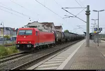 Im Windschatten eines ICE verlässt ein Kesselzug mit 185 605-3 der RheinCargo GmbH & Co. KG den Bahnhof Bitterfeld auf Gleis 2 in nördlicher Richtung.
[21.7.2018 | 10:38 Uhr]