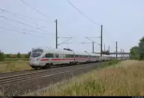 411 504 (Tz 1104  Erfurt ) als ICE 1723 (Linie 29) von Berlin Gesundbrunnen nach München Hbf fährt in Brehna auf der Bahnstrecke Berlin–Halle (KBS 250).
[21.7.2018 | 11:06 Uhr]