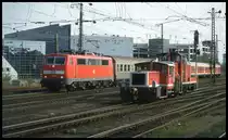 111015 überholt hier am 23.4.2001 bei der Einfahrt aus Richtung Hamm in Münster HBF die Kleinlok 335885, welche gerade eine Rangierlok im Schlepp hat.