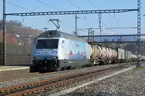 Re 465 016-4 durchfährt den Bahnhof Gelterkinden. Die Aufnahme stammt vom 19.01.2019.