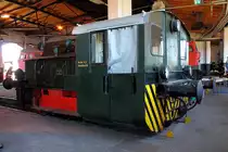 Die Kleindiesellokomotive OHE 0603 beim Sommerdampf im Historischen Lokschuppen Wittenberge am 07.07.2018.
Die Lok vom Typ RL 8 wurde 1938 bei Orenstein&Koppel unter der Fabriknummer 21208 gefertigt.
Ihr erster Einsatz war das Reichs-Luftfahrtministerium, nach Kriegsende wurde sie von der Osthannoverschen Eisenbahn AG übernommen.

