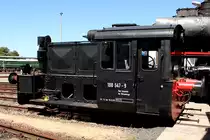 Die Kleinlok 100 547-9 beim Sommerdampf im Historischen Lokschuppen Wittenberge am 07.07.2018.
Im Oktober 1934 wurde die Maschine von Henschel (Fabrik-Nr. 22344) als Kö 4547 an die Deutsche-Reichsbahn-Gesellschaft geliefert.
