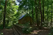 Mitten im Wald im Wuhlheider Park befindet sich der ehemalige Haltepunkt Badesee der Berliner Parkeisenbahn. 

Berlin 24.07.2018