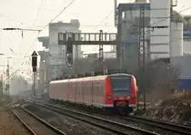 Nachschuss auf den defekten 425 100-5 welcher von 425 102-1 durch Erftwerk gen Köln gezogen wird. 425 100-5 wird nach Köln Nippes wegen eines defekten hauptschalters zur Reperatur geschleppt.

Grevenbroich 22.01.2018