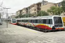 Seit dem 08. Januar 2019 ist auch auf der letzten Strecke der Eisenbahn auf Mallorca der elektrische Betrieb aufgenommen.
Hier Elektro-Triebzug der BR 81 (81-08) nach Palma ausfahrend.
Ein Diesel-Triebzug der BR 61 (61-15/61-16) wird noch im Bahnhof vorgehalten.
Manacor, 16. Januar 2019