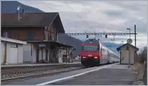 Eine SBB Re 460 mit ihrem IR 1716 auf dem Weg nach Genève bei der Durchfahrt in Roche VD, ein Bahnhof, welcher nur selten eine Zug halten sieht. 

6. Jan. 2019