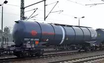 Kesselwagen vom Einsteller ERMEWA SA mit der Nr, 33 RIV 80 D-ERMD 7841 804-7 Zacns Bf. Maschen Rbf. Kesselaufdruck: JET-A1 (UN-Nr. 30/1863 = Düsenkraftstoff, Dampfdruck bei 50 °C größer als 110 kPa) am 23.01.19 Bf. Flughafen Berlin-Schönefeld.