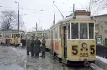 København / Kopenhagen Københavns Sporveje (KS): Am 8. Februar 1970 konnte die Dänische Gesellschaft für Straßenbahnhgeschichte (dä: Sporvejshistorisk Selskab) ihr fünfjähriges Jubiläum feiern. Anlässlich dieses Jubiläums gab es eine Sonderfahrt für die Mitglieder mit zwei KS-Drehgestelltriebwagen, 589 mit Bw und 525 ohne Bw. Foto: Die beiden Garnituren halten am Jubiläumstag in der Schleife der Endstation Emdrupvej (im Stadtteil Emdrup). - Scan eines Farbnegativs. Film: Kodak Kodacolor X.