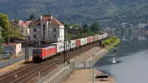 4. August 2018 in Usti nad Labem. 189 001-1 ist mit einer langen Leine Container gen Norden unterwegs. 