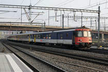 Immer noch unentbehrlich sind die alten robusten EW II Pendelzüge der SBB.
Pendelzug bestehend aus zehn Wagen anlässlich der Bahnhofsdurchfahrt Zürich Hardbrücke am 23. Januar 2019.
Foto: Walter Ruetsch