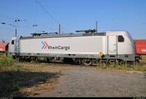 187 075-7 der RheinCargo GmbH & Co. KG ist im Bahnhof Großkorbetha am Hausbahnsteig abgestellt.
Aufgenommen von der Straße Am Bahnhof. Standort öffentlich zugänglich.
Koordinaten: 51°16'00.8 N 12°01'22.4 E
[28.7.2018 | 8:51 Uhr]