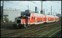 335085 zieht hier am 23.4.2001 eine Dosto Garnitur vom Abstellbereich zum HBF Münster in Westfalen.