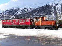 Die E-Lok Ge 6/6 II 702 mit werbung  60 Jahre - 6 millionen km  im Bf. Samedan mit bautraktor Tmf 2/2 89. 17/01/2019