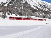 Die Ge 4/4 II 633  Zuoz  mit ein  Regio  zwischen Bever und Samedan, 16/01/2019