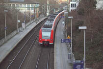 Ein Nachschuss von der Rhein Niers Bahn (RB33) aus Aachen-Hbf nach Heinsberg-Rheinland-Duisburg-Hbf und kommt aus Richtung Aachen-Hbf und hählt in Aachen-Schanz und dann weiter in Richtung Aachen-West,Laurensberg,Richterich,Kohlscheid,Herzogenrath,Palenberg,Zweibrüggen,Frelenberg,Geilenkirchen,Süggerath,Lindern,Brachelen,Hückelhoven-Baal,Baal,Erkelenz, Herrath,Beckrath,Wickrath,Rheydt-Hbf,Mönchengladbach-Hbf. 
Aufgenommen von der Brücke in Aachen-Schanz. 
Am kalten Morgen vom 22.1.2019.
