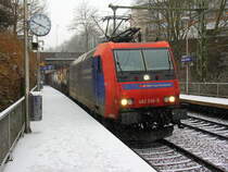 482 018-9 von der SBB-Cargo  kommt aus Richtung Köln,Aachen-Hbf und fährt durch Aachen-Schanz mit einem Containerzug aus Gallarate(I) nach Antwerpen-Combinant(B) und fährt in Richtung Aachen-West. 
Aufgenommen vom Bahnsteig von Aachen-Schanz. 
Bei leichtem Schneefall am Eiskalten Nachmittag vom 22.1.2019.