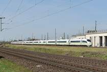 Bei Porz/Wahn kommt der ICE  Bergisch Gladbach  mit einem zweiten Zug gen Frankfurt gefahren. 7.4.2018