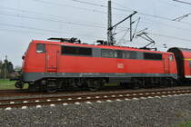 Breitseite auf die 111 149-1 die am 12.4.2018 in Kleinenbroich gen Aachen Hbf einen RE4 zieht. 